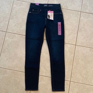 NWT Levi’s Totally Shaping Pull-On Skinny - size 4